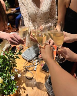 Mai Ishioka Instagram - だいすきなみぃななの結婚パーティ💍✨

みぃなな本当きれいだったよぉおおお😭💓
幸せおすそわけありがとう😍

梅子🐕もきれいだったよ😎

本当におめでとう♡♡