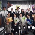Mai Fukagawa Instagram - 特捜9 最終回、 見届けてくださった皆さまありがとうございました！ ガチゴチに緊張したクランクイン初日のことは、 今でもすごく鮮明に思い出されます。 　　 今回のシーズンで参加した私にも、驚くほど気さくに接してくださり、あたたかく仲間に迎え入れていただけたことがとにかくありがたくて、嬉しかったです。 とびきりチャーミングで素敵な先輩方とご一緒できてとても幸せな日々でした✨ そして、クランクアップが別日だったのでこの写真には写っていないけど、今回同じタイミングで入った同期のような向井くんの存在もとても心強かったです。 ひとまわり大きくなってまた笑顔で戻ってこられるように、ここでいただいた物を抱きしめて、精進します！ ありがとうございました✨🙇‍♀️