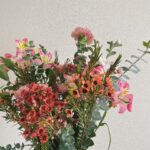 Mai Fukagawa Instagram - 💐 とっても綺麗な花束をいただきました〜。嬉しい☺️ 右上の、白くて丸い実がなってる植物、 何て名前なんだろう？