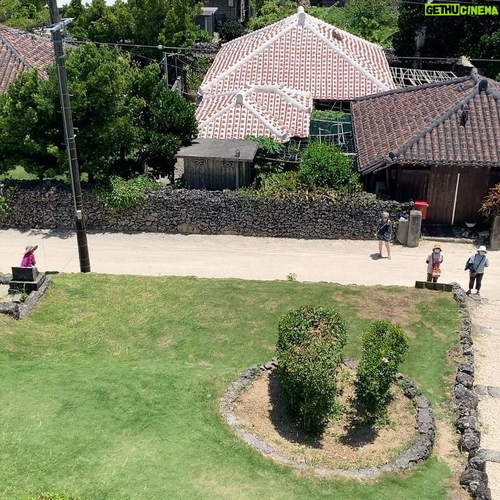 Mai Fukagawa Instagram - Free Mindの撮影の道中、 撮っていた動画もいくつか📷 1つ目は、竹富島の「なごみの塔」という展望塔の上からの景色です。なんて素敵な絶景…✨😳 (現在、塔の階段は登れなくなっていますが、今回撮影のために許可をいただいて登らせていただきました✨) 4つ目の夕日の動画はぜひ音ありで聞いてみてくださいね🎧🦜