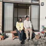 Mai Fukagawa Instagram - 映画「人生に詰んだ元アイドルは、赤の他人のおっさんと住む選択をした」 いよいよ本日11月3日から公開です！✨🎉 　　 取材などでよく、 「見る前までおじさんと元アイドルの子の恋愛映画なのかと思っていました！」というご感想をいただいて。 確かにタイトルやポスタービジュアルのポップさから、 前情報がないとそう思われてしまうのかも、、 事前にお伝えしておくと、2人の恋愛映画では一切ありません🙆‍♀️ でも大きな意味での愛情を描いたお話です。 仕事や将来が不安になったり、心が窮屈になったり、 なんかちょっと疲れちゃったなぁ。というときは ぜひササポンの処方箋を受け取りにきてほしいです🍵 心にササポン🫶