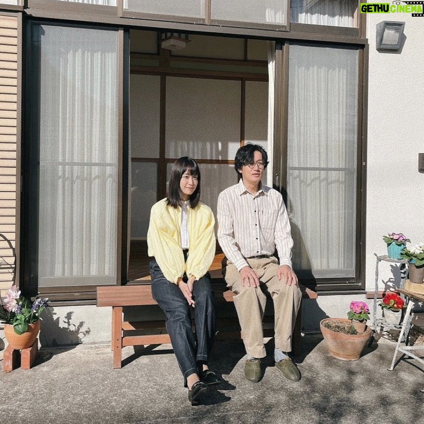Mai Fukagawa Instagram - 映画「人生に詰んだ元アイドルは、赤の他人のおっさんと住む選択をした」 いよいよ本日11月3日から公開です!✨🎉 取材などでよく、 「見る前までおじさんと元アイドルの子の恋愛映画なのかと思っていました!」というご感想をいただいて。 確かにタイトルやポスタービジュアルのポップさから、 前情報がないとそう思われてしまうのかも、、 事前にお伝えしておくと、2人の恋愛映画では一切ありません🙆♀️ でも大きな意味での愛情を描いたお話です。 仕事や将来が不安になったり、心が窮屈になったり、 なんかちょっと疲れちゃったなぁ。というときは ぜひササポンの処方箋を受け取りにきてほしいです🍵 心にササポン🫶