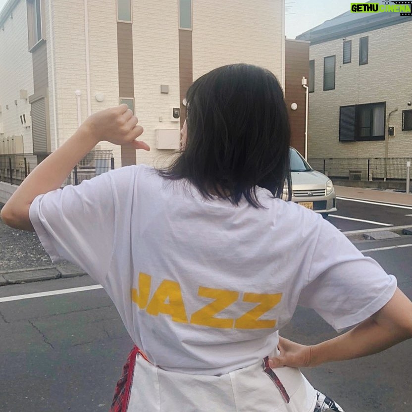 Mai Fukagawa Instagram - 映画「人生に詰んだ元アイドルは、赤の他人のおっさんと住む選択をした」 いよいよ本日11月3日から公開です!✨🎉 取材などでよく、 「見る前までおじさんと元アイドルの子の恋愛映画なのかと思っていました!」というご感想をいただいて。 確かにタイトルやポスタービジュアルのポップさから、 前情報がないとそう思われてしまうのかも、、 事前にお伝えしておくと、2人の恋愛映画では一切ありません🙆♀️ でも大きな意味での愛情を描いたお話です。 仕事や将来が不安になったり、心が窮屈になったり、 なんかちょっと疲れちゃったなぁ。というときは ぜひササポンの処方箋を受け取りにきてほしいです🍵 心にササポン🫶