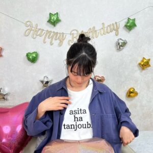 Mai Fukagawa Instagram - 🎂 数日前の、オフィシャルサイトでの誕生日記念配信。 今回もゆるい時間となりましたが、見てくださったみなさま本当にありがとうございました✨ アーカイブも残るみたいなのでぜひ。 マネージャーさん達がサプライズで可愛く飾り付けしてくださっていて嬉しかったなぁ😢 早いもので明日から4月ですね。 そろそろ暖かくなるかなー？