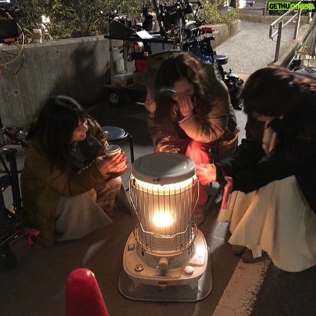 Mai Fukagawa Instagram - 映画「人生に詰んだ元アイドルは、赤の他人のおっさんと住む選択をした」 いよいよ本日11月3日から公開です!✨🎉 取材などでよく、 「見る前までおじさんと元アイドルの子の恋愛映画なのかと思っていました!」というご感想をいただいて。 確かにタイトルやポスタービジュアルのポップさから、 前情報がないとそう思われてしまうのかも、、 事前にお伝えしておくと、2人の恋愛映画では一切ありません🙆♀️ でも大きな意味での愛情を描いたお話です。 仕事や将来が不安になったり、心が窮屈になったり、 なんかちょっと疲れちゃったなぁ。というときは ぜひササポンの処方箋を受け取りにきてほしいです🍵 心にササポン🫶