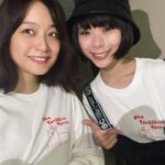 Mai Fukagawa Instagram - 昨日からぐっと涼しくなりましたね。ほどよくひんやりしてる気温が大好きなので、最高に心地よいです☺️秋晴れ最高〜〜 写真は、サワコの撮影終わりに趣里ちゃんと✨ 少し前に作ったおはヨークシャテリアTシャツ、チームサワコの現場のスタッフさん達も着てくれていまして…！ 最初は自分1人の遊びで作ったものの、おはヨークシャの輪がどんどん広がっていて嬉しいです🥺笑