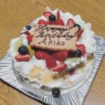 Mai Fukagawa Instagram - 映画「人生に詰んだ元アイドルは、赤の他人のおっさんと住む選択をした」 いよいよ本日11月3日から公開です！✨🎉 　　 取材などでよく、 「見る前までおじさんと元アイドルの子の恋愛映画なのかと思っていました！」というご感想をいただいて。 確かにタイトルやポスタービジュアルのポップさから、 前情報がないとそう思われてしまうのかも、、 事前にお伝えしておくと、2人の恋愛映画では一切ありません🙆‍♀️ でも大きな意味での愛情を描いたお話です。 仕事や将来が不安になったり、心が窮屈になったり、 なんかちょっと疲れちゃったなぁ。というときは ぜひササポンの処方箋を受け取りにきてほしいです🍵 心にササポン🫶