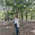 Mai Fukagawa Instagram - のび〜 今朝は友達と公園に集合して、 のんびり散歩したり日光浴したり 何年ぶりかの朝活をしてきました☀️ 気持ちよかった〜 朝だしこれは着るしかない！と 例のおはヨークシャテリアTシャツを ここぞとばかりに着て行きました🏃‍♀️笑