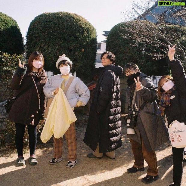 Mai Fukagawa Instagram - 映画「人生に詰んだ元アイドルは、赤の他人のおっさんと住む選択をした」 いよいよ本日11月3日から公開です!✨🎉 取材などでよく、 「見る前までおじさんと元アイドルの子の恋愛映画なのかと思っていました!」というご感想をいただいて。 確かにタイトルやポスタービジュアルのポップさから、 前情報がないとそう思われてしまうのかも、、 事前にお伝えしておくと、2人の恋愛映画では一切ありません🙆♀️ でも大きな意味での愛情を描いたお話です。 仕事や将来が不安になったり、心が窮屈になったり、 なんかちょっと疲れちゃったなぁ。というときは ぜひササポンの処方箋を受け取りにきてほしいです🍵 心にササポン🫶