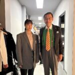Mai Fukagawa Instagram - あるものが入れ替わっている写真。 一体なんでしょう？笑 そして後ろからひょっこり主任🤭 @9tokusou_5drama #田口浩正 さん #井ノ原快彦 さん