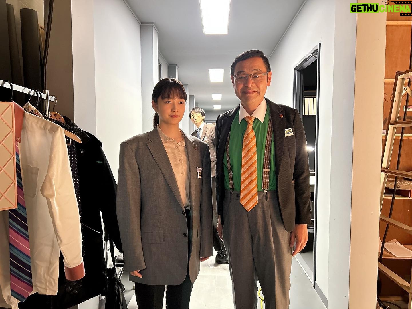 Mai Fukagawa Instagram - あるものが入れ替わっている写真。 一体なんでしょう?笑 そして後ろからひょっこり主任🤭 @9tokusou_5drama #田口浩正 さん #井ノ原快彦 さん