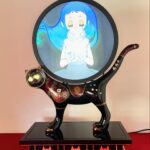 Mai Yoneyama Instagram - 京都清水寺での展示始まりました。ARTISTS' FAIR KYOTO2024 ３月１０日まで！ https://artists-fair.kyoto/ 清水寺会場にはもうひとつ作品を展示しております。 アニメーター、イラストレーターである神絵師　米山舞 さんに漆製の猫の背中に載せるアニメーションを制作していただきました。タイトルは「SHIP'S CAT "Sun Carrier"」(太陽を運ぶもの)です。 サン・チャイルドとサン・シスターが希望の太陽を受け渡す姿をシップス・キャットが運ぶ。漆の職人さんの上質な手技も相まって素敵なコラボレーション作品になっています。 米山舞さんは別会場の京都新聞社地下でも素晴らしい作品を出展されています。(こちらは３月３日迄) 併せて是非！