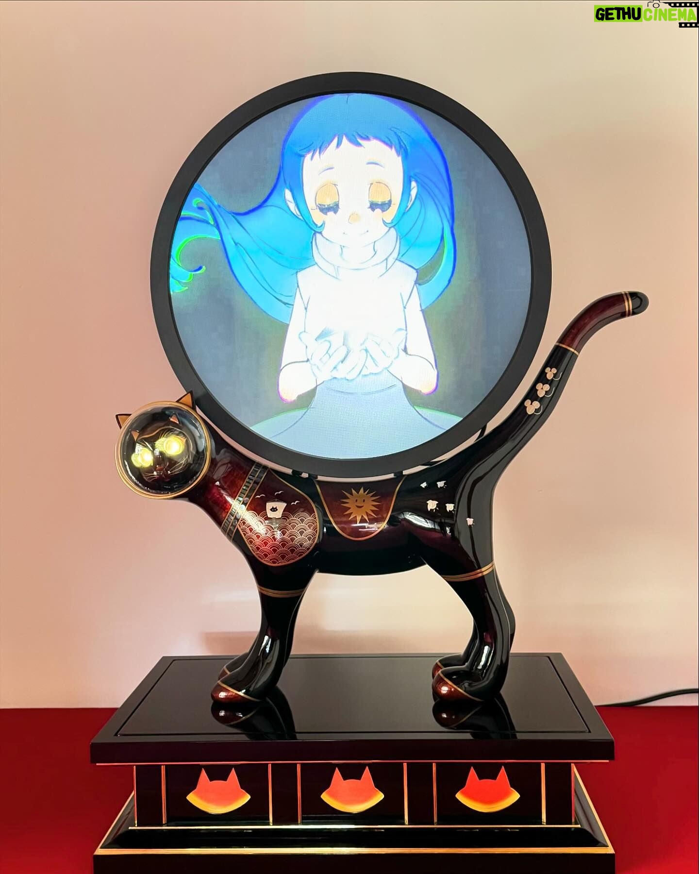 Mai Yoneyama Instagram - 京都清水寺での展示始まりました。ARTISTS' FAIR KYOTO2024 3月10日まで! https://artists-fair.kyoto/ 清水寺会場にはもうひとつ作品を展示しております。 アニメーター、イラストレーターである神絵師 米山舞 さんに漆製の猫の背中に載せるアニメーションを制作していただきました。タイトルは「SHIP'S CAT "Sun Carrier"」(太陽を運ぶもの)です。 サン・チャイルドとサン・シスターが希望の太陽を受け渡す姿をシップス・キャットが運ぶ。漆の職人さんの上質な手技も相まって素敵なコラボレーション作品になっています。 米山舞さんは別会場の京都新聞社地下でも素晴らしい作品を出展されています。(こちらは3月3日迄) 併せて是非!