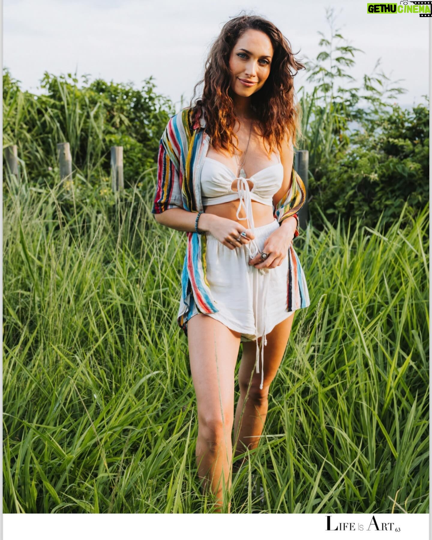 Maiara Walsh Instagram - @lifeisartmag Fall issue 📖🍁Art therapy with @siennaevebenton 🎨 Thank you for having me ✨ 🇧🇷 revista Life is Art Edição de outono 🍁Arteterapia 🎨 Obrigada pela entrevista ✨ Photography: @eclipticphoto Asst: @tylerjnewman Sweater: @dipontoatelie Editor in chief: @siennaevebenton Link in bio #lifeisartmagazine #arttherapy #mentalhealth