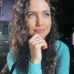 Maiara Walsh Instagram – “I think of you and me as a poem – as verse – rambling, undulating, confounding, illuminating, free verse… An epic poem, ranging over the fluid topography of an ever-changing, thousands-of-years-in-the-making, full-of-surprises, wondrous you! You are a poem. You are to be read out loud with a tender, ferocious, and mischievous voice.” Philip Kenney 

🇧🇷 “Penso em você e em mim como um poema – como um verso – verso divagante, ondulante, confuso, esclarecedor, livre… Um poema épico, abrangendo a topografia fluida de um mundo em constante mudança, milhares de anos em formação, cheio de surpresas, maravilhoso você! Você é um poema. Você deve ser lido em voz alta com uma voz terna, feroz e travessa.” Philip Kenney
