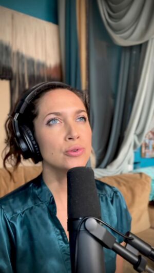 Maiara Walsh Instagram - Essa música é uma despedida minha da Abigail e dedico a todas as pessoas que perdemos através do caminho 🕊️💙

🇺🇸 My goodbye to the character I played in Brazil, and dedicated to everyone we’ve lost along the way 🙏

#hallelujah #jeffbuckley #cover