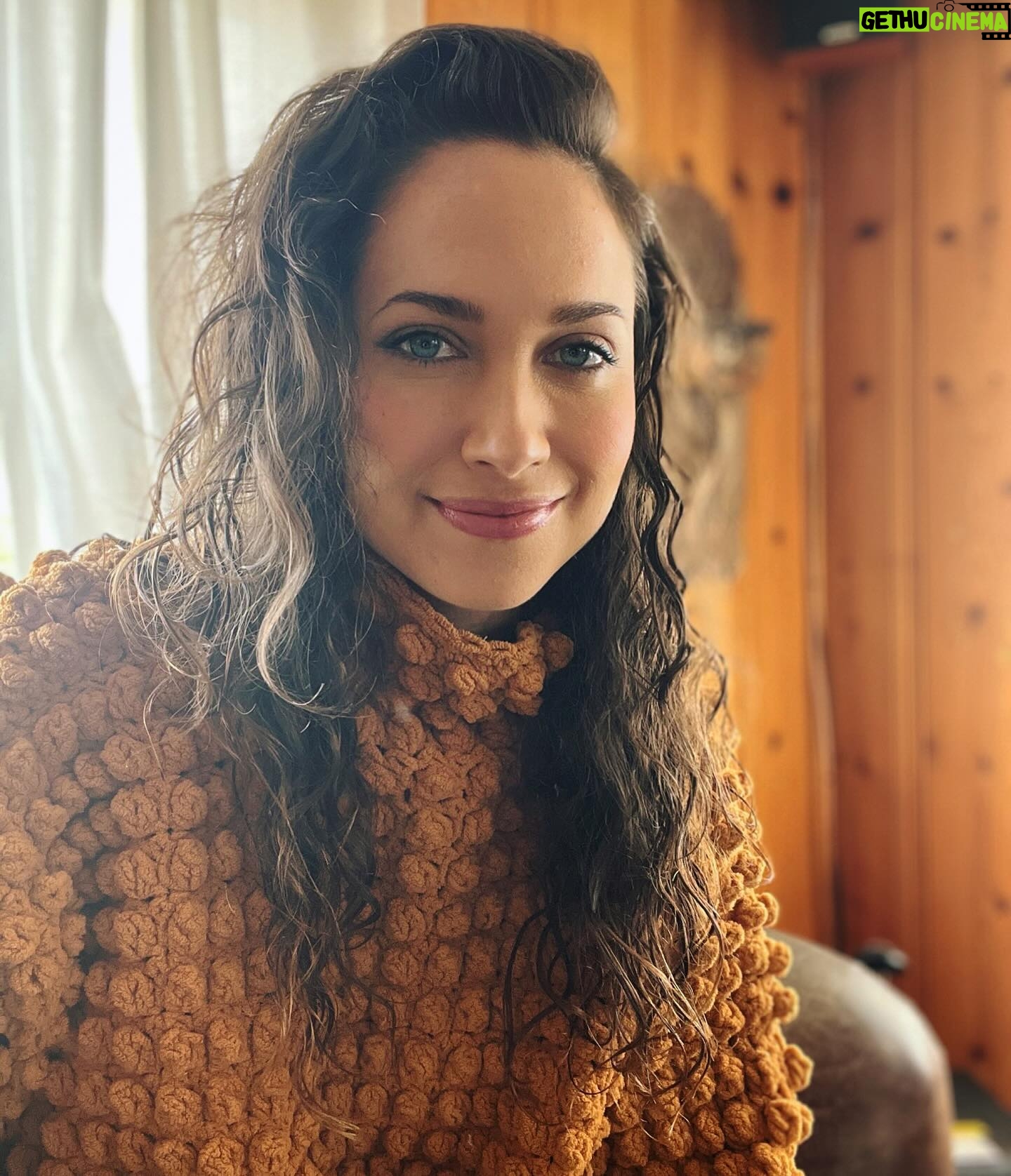 Maiara Walsh Instagram - Burn out to recharge. Took a few days in the desert (not enough) to rest after 7 months of 7 day work weeks since I’ve been back in LA. I slept almost 15 hours the first day and 11 the next. The first two days consisted of sleeping, eating nostalgic foods, doom scrolling, and watching shows. The third consisted of processing this whirlwind, the insane juxtaposition of life, the good/the bad and the ugly of humanity, breaking down, letting go, and finding gratitude. I landed yet again on the only things that make consistent sense to me. Family, friendship, music, art, and storytelling ❤️ 🪡🧶 @dipontoatelie 🇧🇷 Levei alguns dias no deserto (não o suficiente) para descansar depois de 7 meses de trabalho de segunda a segunda desde que voltei para Los Angeles. Dormi quase 15 horas no primeiro dia e 11 no seguinte. Os primeiros dois dias só dormi, comi comidas nostálgicas, e assisti séries. No último dia, refleti sob o sol no deserto, processando mil coisas, achando gratidão. No final das contas, as coisas que fazem mais sentido na vida pra mim são família, amizade, música, arte e contar histórias.