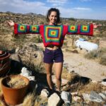 Maiara Walsh Instagram - Burn out to recharge. Took a few days in the desert (not enough) to rest after 7 months of 7 day work weeks since I’ve been back in LA. I slept almost 15 hours the first day and 11 the next. The first two days consisted of sleeping, eating nostalgic foods, doom scrolling, and watching shows. The third consisted of processing this whirlwind, the insane juxtaposition of life, the good/the bad and the ugly of humanity, breaking down, letting go, and finding gratitude. I landed yet again on the only things that make consistent sense to me. Family, friendship, music, art, and storytelling ❤️ 🪡🧶 @dipontoatelie 🇧🇷 Levei alguns dias no deserto (não o suficiente) para descansar depois de 7 meses de trabalho de segunda a segunda desde que voltei para Los Angeles. Dormi quase 15 horas no primeiro dia e 11 no seguinte. Os primeiros dois dias só dormi, comi comidas nostálgicas, e assisti séries. No último dia, refleti sob o sol no deserto, processando mil coisas, achando gratidão. No final das contas, as coisas que fazem mais sentido na vida pra mim são família, amizade, música, arte e contar histórias.