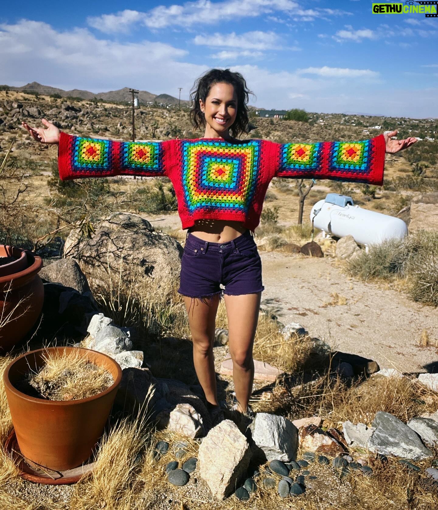 Maiara Walsh Instagram - Burn out to recharge. Took a few days in the desert (not enough) to rest after 7 months of 7 day work weeks since I’ve been back in LA. I slept almost 15 hours the first day and 11 the next. The first two days consisted of sleeping, eating nostalgic foods, doom scrolling, and watching shows. The third consisted of processing this whirlwind, the insane juxtaposition of life, the good/the bad and the ugly of humanity, breaking down, letting go, and finding gratitude. I landed yet again on the only things that make consistent sense to me. Family, friendship, music, art, and storytelling ❤️ 🪡🧶 @dipontoatelie 🇧🇷 Levei alguns dias no deserto (não o suficiente) para descansar depois de 7 meses de trabalho de segunda a segunda desde que voltei para Los Angeles. Dormi quase 15 horas no primeiro dia e 11 no seguinte. Os primeiros dois dias só dormi, comi comidas nostálgicas, e assisti séries. No último dia, refleti sob o sol no deserto, processando mil coisas, achando gratidão. No final das contas, as coisas que fazem mais sentido na vida pra mim são família, amizade, música, arte e contar histórias.