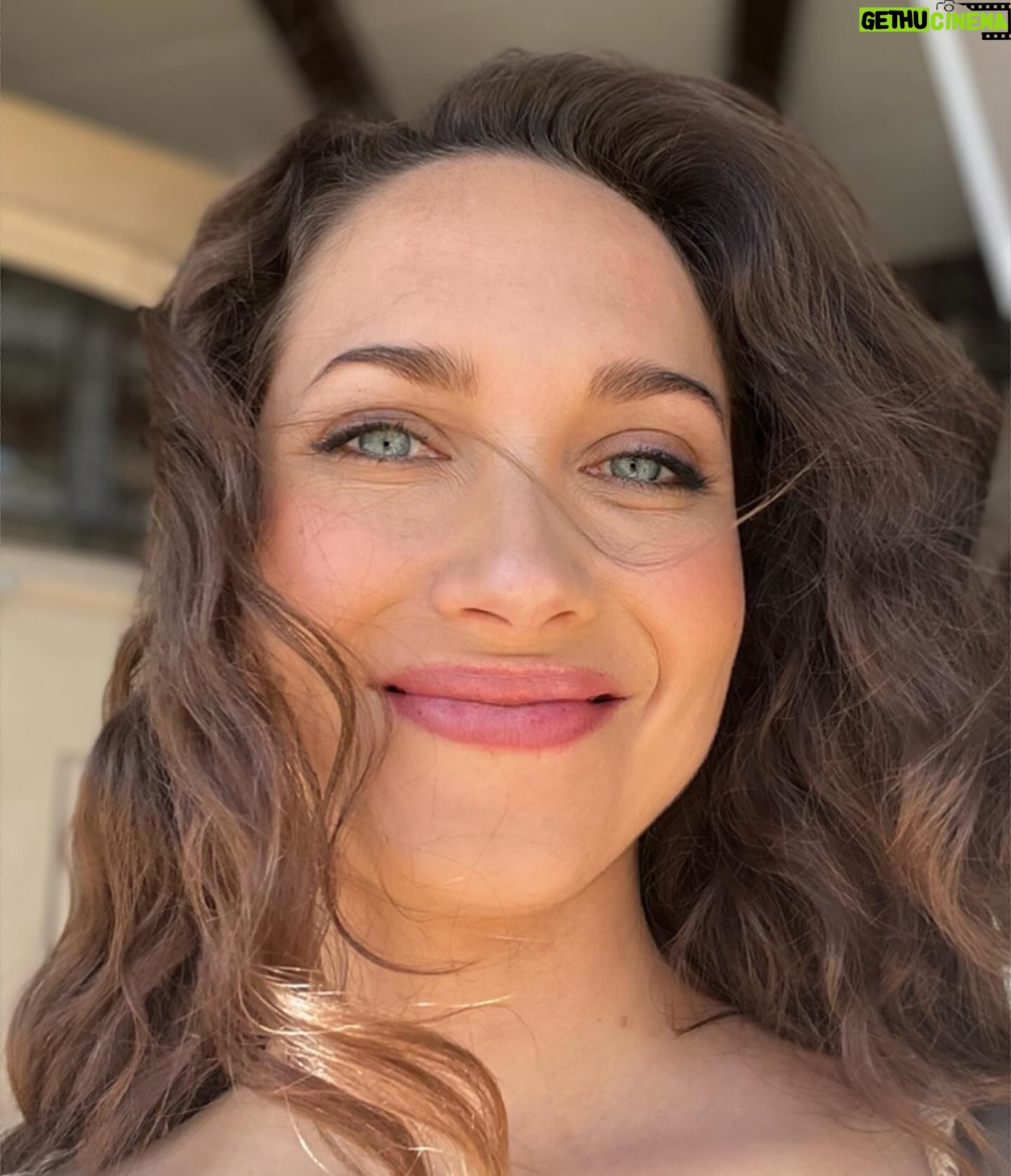 Maiara Walsh Instagram - Burn out to recharge. Took a few days in the desert (not enough) to rest after 7 months of 7 day work weeks since I’ve been back in LA. I slept almost 15 hours the first day and 11 the next. The first two days consisted of sleeping, eating nostalgic foods, doom scrolling, and watching shows. The third consisted of processing this whirlwind, the insane juxtaposition of life, the good/the bad and the ugly of humanity, breaking down, letting go, and finding gratitude. I landed yet again on the only things that make consistent sense to me. Family, friendship, music, art, and storytelling ❤️ 🪡🧶 @dipontoatelie 🇧🇷 Levei alguns dias no deserto (não o suficiente) para descansar depois de 7 meses de trabalho de segunda a segunda desde que voltei para Los Angeles. Dormi quase 15 horas no primeiro dia e 11 no seguinte. Os primeiros dois dias só dormi, comi comidas nostálgicas, e assisti séries. No último dia, refleti sob o sol no deserto, processando mil coisas, achando gratidão. No final das contas, as coisas que fazem mais sentido na vida pra mim são família, amizade, música, arte e contar histórias.
