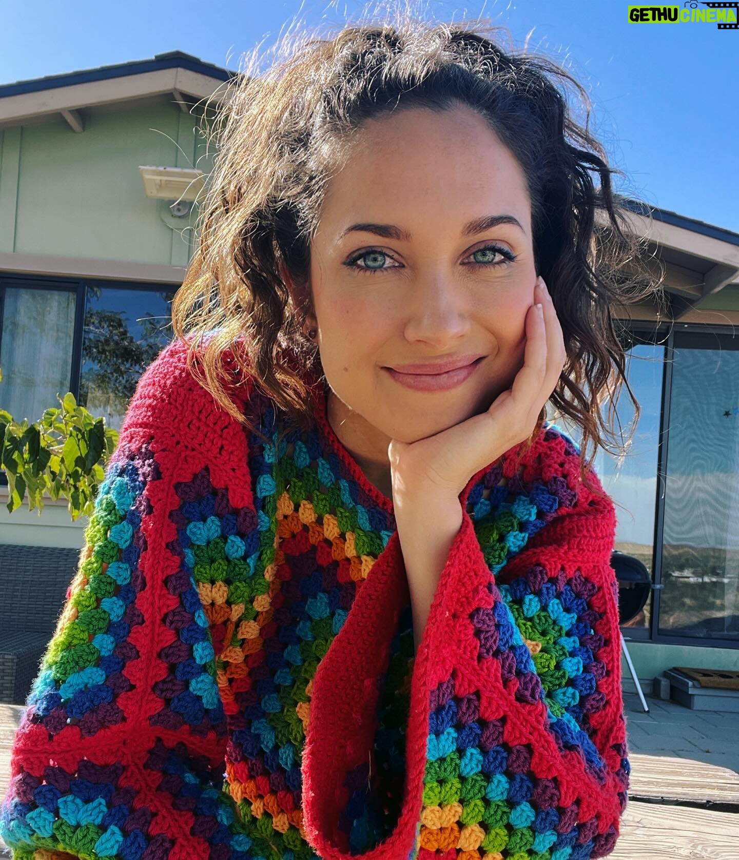 Maiara Walsh Instagram - Burn out to recharge. Took a few days in the desert (not enough) to rest after 7 months of 7 day work weeks since I’ve been back in LA. I slept almost 15 hours the first day and 11 the next. The first two days consisted of sleeping, eating nostalgic foods, doom scrolling, and watching shows. The third consisted of processing this whirlwind, the insane juxtaposition of life, the good/the bad and the ugly of humanity, breaking down, letting go, and finding gratitude. I landed yet again on the only things that make consistent sense to me. Family, friendship, music, art, and storytelling ❤️ 🪡🧶 @dipontoatelie 🇧🇷 Levei alguns dias no deserto (não o suficiente) para descansar depois de 7 meses de trabalho de segunda a segunda desde que voltei para Los Angeles. Dormi quase 15 horas no primeiro dia e 11 no seguinte. Os primeiros dois dias só dormi, comi comidas nostálgicas, e assisti séries. No último dia, refleti sob o sol no deserto, processando mil coisas, achando gratidão. No final das contas, as coisas que fazem mais sentido na vida pra mim são família, amizade, música, arte e contar histórias.