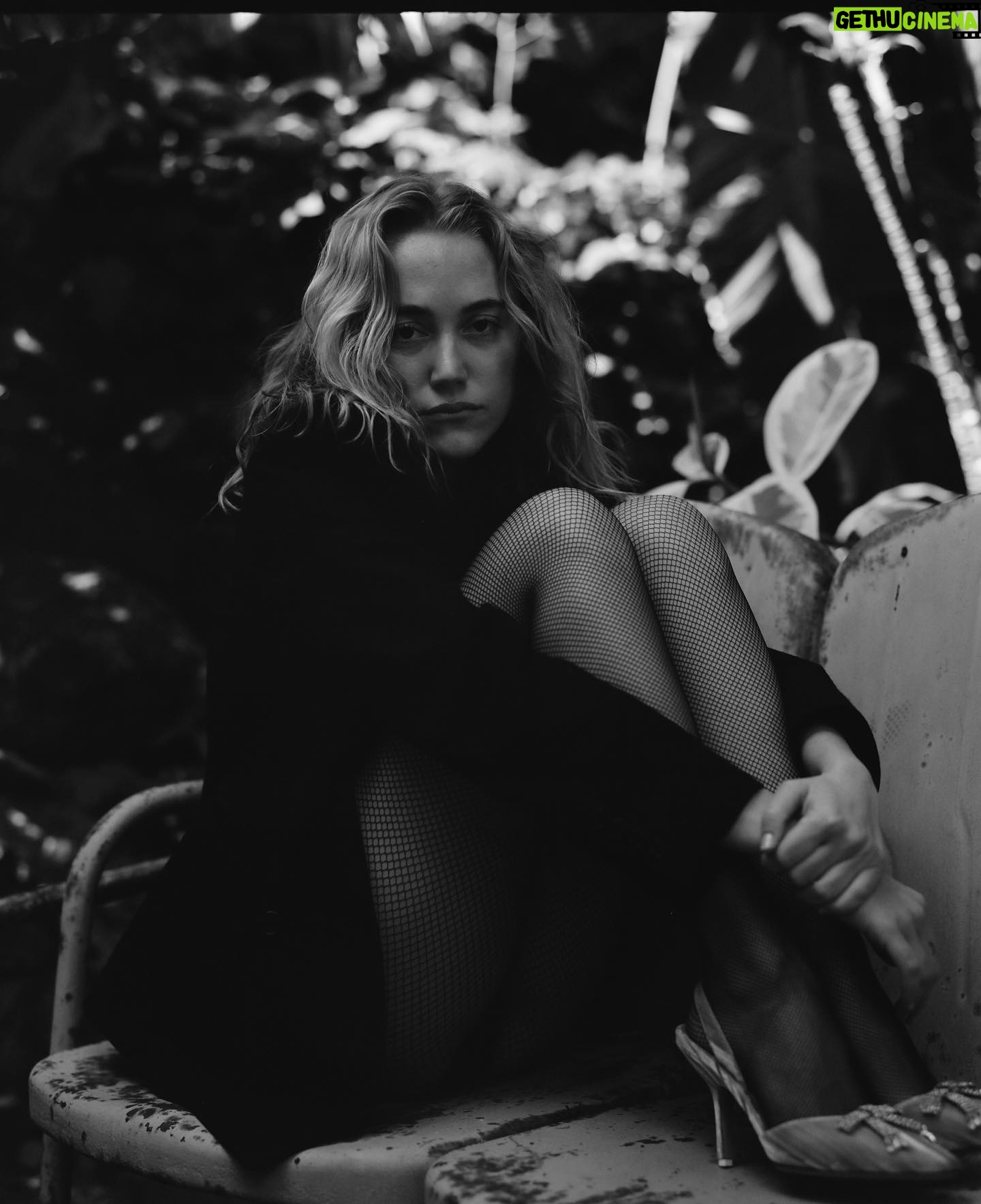 Maika Monroe Instagram - 📸 @simone.faoro