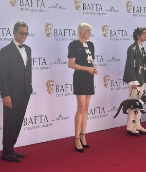Maisie Adam Instagram - Cheers for a top night @bafta 🫶
A pleasure to present the award for Best Sports Coverage, not a pleasure to wear heels (turns out 3 weeks after the marathon was too soon for me trotters).
Eternally & unbelievably lucky to have @clarindafairy as my agent who literally gave me her shoes off her own feet so I could walk 😭 a hypewoman, a hand holder, and a shoe donor…you are THE best. (Chose a photo of us all glammed up on our way there rather than in our PJs at the end of the night eating the fancy chocolates in bed 🥴)

Gonna have a hungover bath and watch Shrek, bye xoxo

👗: @brittan_y_ @rebeccavallance 
💄: @samcoughlanmakeupartist
✂️: @gothcutz