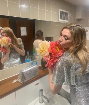 Maisie Adam Instagram - Cheers for a top night @bafta 🫶
A pleasure to present the award for Best Sports Coverage, not a pleasure to wear heels (turns out 3 weeks after the marathon was too soon for me trotters).
Eternally & unbelievably lucky to have @clarindafairy as my agent who literally gave me her shoes off her own feet so I could walk 😭 a hypewoman, a hand holder, and a shoe donor…you are THE best. (Chose a photo of us all glammed up on our way there rather than in our PJs at the end of the night eating the fancy chocolates in bed 🥴)

Gonna have a hungover bath and watch Shrek, bye xoxo

👗: @brittan_y_ @rebeccavallance 
💄: @samcoughlanmakeupartist
✂️: @gothcutz