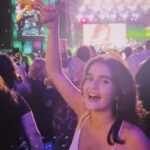 Maitê Padilha Instagram - eu, johnny e (A) alcione diva arrancando nosso coração do peito e brincando com ele na ponta do dedo o primeiro dia de @spantanenem foi assim 🥰 comidinha gostosa e samba. uiui, amei.