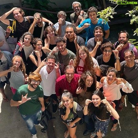 Maitê Padilha Instagram - eu fui tão feliz. feliz como nunca pensei que seria. me conectei com essas pessoas, me apaixonei pelo trabalho delas, chorei com elas e me senti mais feliz por ser eu mesma através dos olhos delas. me formo na faculdade tendo aprendido diversas coisas novas, sobre o meu trabalho e sobre mim. mas, principalmente, tendo construído amizades que eu nunca vou esquecer. fomos felizes demais e sabemos disso. obrigada aos meus professores e ao nosso diretor de Esta Criança @eujoaobatistaleite junto com o diretor assistente @euoctaviovargas . e muito muito obrigada aos meus amigos. amo vocês e sou muito grata por ser com vocês. que eu continue vendo todos trabalhando e sendo incríveis e que a gente trabalhe junto. que a gente viaje junto e brigue na mímica porque alguém roubou, que a gente jante junto e fique sem voz porque a mesa tá grande e tem que gritar pra conversar com quem tá na outra ponta, que a gente beba junto e termine de manhã falando sobre como o trabalho do outro é incrível e como a gente se gosta. enfim, que a gente permaneça junto, sinto que desde que estamos próximos a vida tem sido melhor. que bom que nos formamos (ainda falta o tcc, beijo e até la) ❤️
