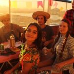 Maitê Padilha Instagram – eu fui tão feliz. feliz como nunca pensei que seria. me conectei com essas pessoas, me apaixonei pelo trabalho delas, chorei com elas e me senti mais feliz por ser eu mesma através dos olhos delas.
me formo na faculdade tendo aprendido diversas coisas novas, sobre o meu trabalho e sobre mim. mas, principalmente, tendo construído amizades que eu nunca vou esquecer. fomos felizes demais e sabemos disso.
obrigada aos meus professores e ao nosso diretor de Esta Criança @eujoaobatistaleite junto com o diretor assistente @euoctaviovargas . e muito muito obrigada aos meus amigos. amo vocês e sou muito grata por ser com vocês.
que eu continue vendo todos trabalhando e sendo incríveis e que a gente trabalhe junto. que a gente viaje junto e brigue na mímica porque alguém roubou, que a gente jante junto e fique sem voz porque a mesa tá grande e tem que gritar pra conversar com quem tá na outra ponta, que a gente beba junto e termine de manhã falando sobre como o trabalho do outro é incrível e como a gente se gosta. enfim, que a gente permaneça junto, sinto que desde que estamos próximos a vida tem sido melhor.
que bom que nos formamos (ainda falta o tcc, beijo e até la) ❤️