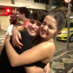 Maitê Padilha Instagram – @amissofilme foi um presente que o teatro me deu. 

junto com esse presente veio Pedro, Helga, Dani e Lino. 

@pedrudavid é gigante em cena e na vida. É dedicado, obcecado, apaixonado e talentoso. É também generoso em cena, quer jogar junto e criar junto o máximo de coisas possíveis. Pedro está hipnotizante no nosso filme, foi assim que eu me senti assistindo ele trabalhar e eu tenho certeza que é assim que todos vão se sentir assistindo. 

@helganemetik é uma explosão, foi desde o início pra mim. Sua Iêda é divertida e carismática ao mesmo tempo que é doída e confusa. Eu me apaixonei pela Iêda e fui muito feliz por ela ter sido interpretada pela Helga, não teria outra pessoa. No set, no palco e na vida, Helga é alguém que eu admiro e amo, alguém que eu quero sempre aprender com. 

@alexandrelinooficial é toda força e inteligência num pote de amor. Foi Lino quem me achou no teatro, como ele mesmo gosta de dizer (e me deixa muito feliz de escutar), e foi ele quem reacendeu uma fascinação pelo trabalho. Lino é talentoso, observador, muito generoso e, principalmente, alguém que conhece e ama o que faz. Já eu, ainda não sei o que fiz pra merecer ele cruzando meu caminho e me trazendo pra cá, mas me contento em ser enormemente grata por enquanto. 

E tem o Dani. Ah, o Dani eu não gosto muito. Brincadeira, Dani. Ele não tem instagram, mas uma vez eu deixei de postar ele num carrossel do nosso filme e ele veio me dizer que tinha visto, então, espero que ele leia isso aqui também. Me dei bem com o Dani desde o primeiro momento, tinha algo no humor ácido e nas piadas depressivas que faziam eu me encantar (identificar, rs). A história do Dani é apaixonante, inteligente, sarcástica e envolvente. Ela é feliz, na mesma proporção que é triste (tá, talvez seja um pouco mais feliz vai), ela é original, corajosa e cheia de personalidade e ela só é assim porque o Dani também é. Eu fico feliz de fazer parte da vida artística dele e da pessoal tambem. 

Têm muitas outras pessoas tão especiais que eu não consigo citar porque o instagram nem permite esse tanto de palavra. Mas VOCÊS sabem que foram essenciais. Pra mim e pro filme. Não se faz cinema sozinho e que bom. ❤️