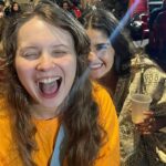 Maitê Padilha Instagram – eu fui tão feliz. feliz como nunca pensei que seria. me conectei com essas pessoas, me apaixonei pelo trabalho delas, chorei com elas e me senti mais feliz por ser eu mesma através dos olhos delas.
me formo na faculdade tendo aprendido diversas coisas novas, sobre o meu trabalho e sobre mim. mas, principalmente, tendo construído amizades que eu nunca vou esquecer. fomos felizes demais e sabemos disso.
obrigada aos meus professores e ao nosso diretor de Esta Criança @eujoaobatistaleite junto com o diretor assistente @euoctaviovargas . e muito muito obrigada aos meus amigos. amo vocês e sou muito grata por ser com vocês.
que eu continue vendo todos trabalhando e sendo incríveis e que a gente trabalhe junto. que a gente viaje junto e brigue na mímica porque alguém roubou, que a gente jante junto e fique sem voz porque a mesa tá grande e tem que gritar pra conversar com quem tá na outra ponta, que a gente beba junto e termine de manhã falando sobre como o trabalho do outro é incrível e como a gente se gosta. enfim, que a gente permaneça junto, sinto que desde que estamos próximos a vida tem sido melhor.
que bom que nos formamos (ainda falta o tcc, beijo e até la) ❤️