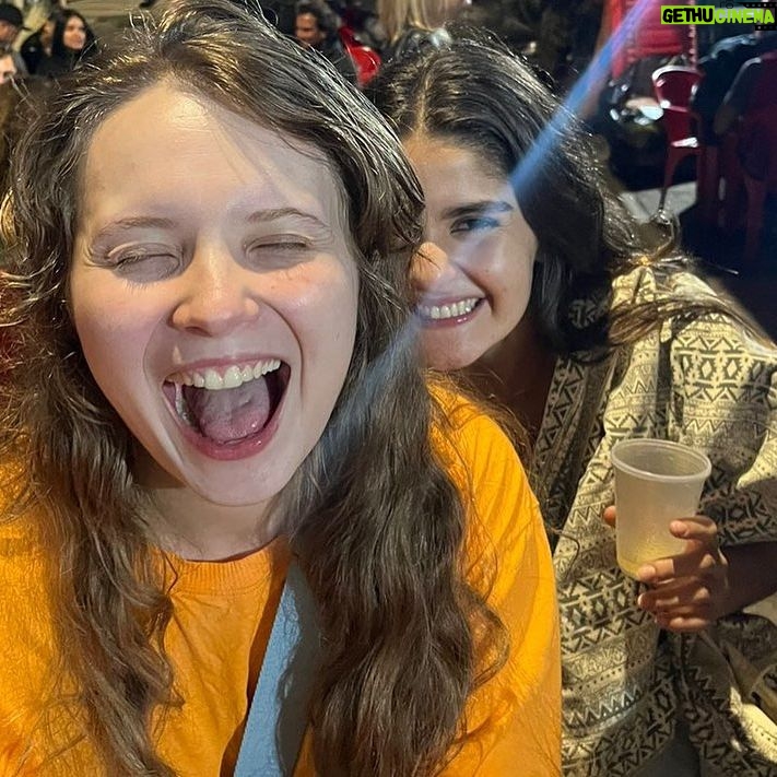 Maitê Padilha Instagram - eu fui tão feliz. feliz como nunca pensei que seria. me conectei com essas pessoas, me apaixonei pelo trabalho delas, chorei com elas e me senti mais feliz por ser eu mesma através dos olhos delas. me formo na faculdade tendo aprendido diversas coisas novas, sobre o meu trabalho e sobre mim. mas, principalmente, tendo construído amizades que eu nunca vou esquecer. fomos felizes demais e sabemos disso. obrigada aos meus professores e ao nosso diretor de Esta Criança @eujoaobatistaleite junto com o diretor assistente @euoctaviovargas . e muito muito obrigada aos meus amigos. amo vocês e sou muito grata por ser com vocês. que eu continue vendo todos trabalhando e sendo incríveis e que a gente trabalhe junto. que a gente viaje junto e brigue na mímica porque alguém roubou, que a gente jante junto e fique sem voz porque a mesa tá grande e tem que gritar pra conversar com quem tá na outra ponta, que a gente beba junto e termine de manhã falando sobre como o trabalho do outro é incrível e como a gente se gosta. enfim, que a gente permaneça junto, sinto que desde que estamos próximos a vida tem sido melhor. que bom que nos formamos (ainda falta o tcc, beijo e até la) ❤️
