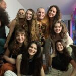 Maitê Padilha Instagram – eu fui tão feliz. feliz como nunca pensei que seria. me conectei com essas pessoas, me apaixonei pelo trabalho delas, chorei com elas e me senti mais feliz por ser eu mesma através dos olhos delas.
me formo na faculdade tendo aprendido diversas coisas novas, sobre o meu trabalho e sobre mim. mas, principalmente, tendo construído amizades que eu nunca vou esquecer. fomos felizes demais e sabemos disso.
obrigada aos meus professores e ao nosso diretor de Esta Criança @eujoaobatistaleite junto com o diretor assistente @euoctaviovargas . e muito muito obrigada aos meus amigos. amo vocês e sou muito grata por ser com vocês.
que eu continue vendo todos trabalhando e sendo incríveis e que a gente trabalhe junto. que a gente viaje junto e brigue na mímica porque alguém roubou, que a gente jante junto e fique sem voz porque a mesa tá grande e tem que gritar pra conversar com quem tá na outra ponta, que a gente beba junto e termine de manhã falando sobre como o trabalho do outro é incrível e como a gente se gosta. enfim, que a gente permaneça junto, sinto que desde que estamos próximos a vida tem sido melhor.
que bom que nos formamos (ainda falta o tcc, beijo e até la) ❤️