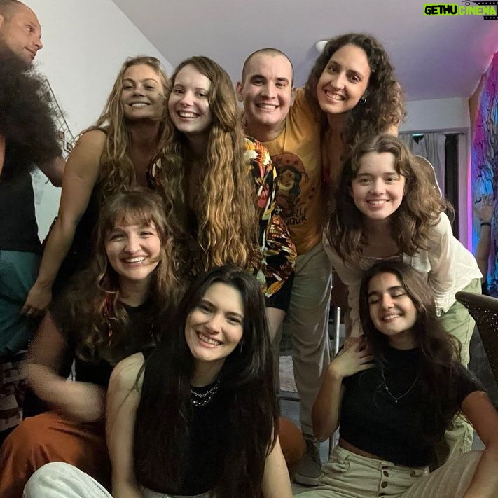 Maitê Padilha Instagram - eu fui tão feliz. feliz como nunca pensei que seria. me conectei com essas pessoas, me apaixonei pelo trabalho delas, chorei com elas e me senti mais feliz por ser eu mesma através dos olhos delas. me formo na faculdade tendo aprendido diversas coisas novas, sobre o meu trabalho e sobre mim. mas, principalmente, tendo construído amizades que eu nunca vou esquecer. fomos felizes demais e sabemos disso. obrigada aos meus professores e ao nosso diretor de Esta Criança @eujoaobatistaleite junto com o diretor assistente @euoctaviovargas . e muito muito obrigada aos meus amigos. amo vocês e sou muito grata por ser com vocês. que eu continue vendo todos trabalhando e sendo incríveis e que a gente trabalhe junto. que a gente viaje junto e brigue na mímica porque alguém roubou, que a gente jante junto e fique sem voz porque a mesa tá grande e tem que gritar pra conversar com quem tá na outra ponta, que a gente beba junto e termine de manhã falando sobre como o trabalho do outro é incrível e como a gente se gosta. enfim, que a gente permaneça junto, sinto que desde que estamos próximos a vida tem sido melhor. que bom que nos formamos (ainda falta o tcc, beijo e até la) ❤️