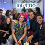 Maitê Padilha Instagram – eu fui tão feliz. feliz como nunca pensei que seria. me conectei com essas pessoas, me apaixonei pelo trabalho delas, chorei com elas e me senti mais feliz por ser eu mesma através dos olhos delas. 

me formo na faculdade tendo aprendido diversas coisas novas, sobre o meu trabalho e sobre mim. mas, principalmente, tendo construído amizades que eu nunca vou esquecer. fomos felizes demais e sabemos disso. 

obrigada aos meus professores e ao nosso diretor de Esta Criança @eujoaobatistaleite junto com o diretor assistente @euoctaviovargas . e muito muito obrigada aos meus amigos. amo vocês e sou muito grata por ser com vocês. 

que eu continue vendo todos trabalhando e sendo incríveis e que a gente trabalhe junto. que a gente viaje junto e brigue na mímica porque alguém roubou, que a gente jante junto e fique sem voz porque a mesa tá grande e tem que gritar pra conversar com quem tá na outra ponta, que a gente beba junto e termine de manhã falando sobre como o trabalho do outro é incrível e como a gente se gosta. enfim, que a gente permaneça junto, sinto que desde que estamos próximos a vida tem sido melhor. 

que bom que nos formamos (ainda falta o tcc, beijo e até la) ❤️