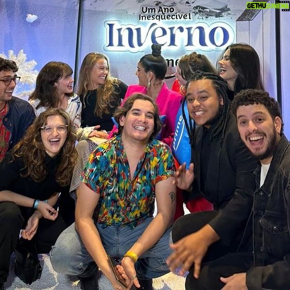 Maitê Padilha Instagram - eu fui tão feliz. feliz como nunca pensei que seria. me conectei com essas pessoas, me apaixonei pelo trabalho delas, chorei com elas e me senti mais feliz por ser eu mesma através dos olhos delas. me formo na faculdade tendo aprendido diversas coisas novas, sobre o meu trabalho e sobre mim. mas, principalmente, tendo construído amizades que eu nunca vou esquecer. fomos felizes demais e sabemos disso. obrigada aos meus professores e ao nosso diretor de Esta Criança @eujoaobatistaleite junto com o diretor assistente @euoctaviovargas . e muito muito obrigada aos meus amigos. amo vocês e sou muito grata por ser com vocês. que eu continue vendo todos trabalhando e sendo incríveis e que a gente trabalhe junto. que a gente viaje junto e brigue na mímica porque alguém roubou, que a gente jante junto e fique sem voz porque a mesa tá grande e tem que gritar pra conversar com quem tá na outra ponta, que a gente beba junto e termine de manhã falando sobre como o trabalho do outro é incrível e como a gente se gosta. enfim, que a gente permaneça junto, sinto que desde que estamos próximos a vida tem sido melhor. que bom que nos formamos (ainda falta o tcc, beijo e até la) ❤️