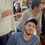 Maitê Padilha Instagram – eu fui tão feliz. feliz como nunca pensei que seria. me conectei com essas pessoas, me apaixonei pelo trabalho delas, chorei com elas e me senti mais feliz por ser eu mesma através dos olhos delas.
me formo na faculdade tendo aprendido diversas coisas novas, sobre o meu trabalho e sobre mim. mas, principalmente, tendo construído amizades que eu nunca vou esquecer. fomos felizes demais e sabemos disso.
obrigada aos meus professores e ao nosso diretor de Esta Criança @eujoaobatistaleite junto com o diretor assistente @euoctaviovargas . e muito muito obrigada aos meus amigos. amo vocês e sou muito grata por ser com vocês.
que eu continue vendo todos trabalhando e sendo incríveis e que a gente trabalhe junto. que a gente viaje junto e brigue na mímica porque alguém roubou, que a gente jante junto e fique sem voz porque a mesa tá grande e tem que gritar pra conversar com quem tá na outra ponta, que a gente beba junto e termine de manhã falando sobre como o trabalho do outro é incrível e como a gente se gosta. enfim, que a gente permaneça junto, sinto que desde que estamos próximos a vida tem sido melhor.
que bom que nos formamos (ainda falta o tcc, beijo e até la) ❤️