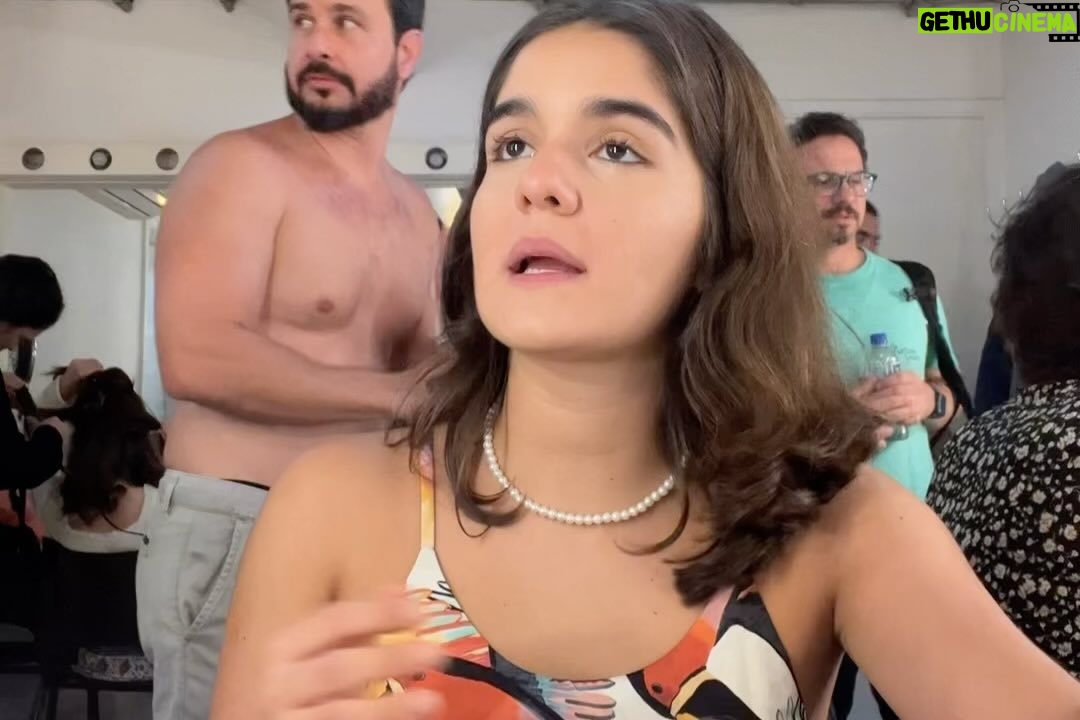 Maitê Padilha Instagram - eu fui tão feliz. feliz como nunca pensei que seria. me conectei com essas pessoas, me apaixonei pelo trabalho delas, chorei com elas e me senti mais feliz por ser eu mesma através dos olhos delas. me formo na faculdade tendo aprendido diversas coisas novas, sobre o meu trabalho e sobre mim. mas, principalmente, tendo construído amizades que eu nunca vou esquecer. fomos felizes demais e sabemos disso. obrigada aos meus professores e ao nosso diretor de Esta Criança @eujoaobatistaleite junto com o diretor assistente @euoctaviovargas . e muito muito obrigada aos meus amigos. amo vocês e sou muito grata por ser com vocês. que eu continue vendo todos trabalhando e sendo incríveis e que a gente trabalhe junto. que a gente viaje junto e brigue na mímica porque alguém roubou, que a gente jante junto e fique sem voz porque a mesa tá grande e tem que gritar pra conversar com quem tá na outra ponta, que a gente beba junto e termine de manhã falando sobre como o trabalho do outro é incrível e como a gente se gosta. enfim, que a gente permaneça junto, sinto que desde que estamos próximos a vida tem sido melhor. que bom que nos formamos (ainda falta o tcc, beijo e até la) ❤️