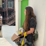 Maitê Padilha Instagram – eu fui tão feliz. feliz como nunca pensei que seria. me conectei com essas pessoas, me apaixonei pelo trabalho delas, chorei com elas e me senti mais feliz por ser eu mesma através dos olhos delas.
me formo na faculdade tendo aprendido diversas coisas novas, sobre o meu trabalho e sobre mim. mas, principalmente, tendo construído amizades que eu nunca vou esquecer. fomos felizes demais e sabemos disso.
obrigada aos meus professores e ao nosso diretor de Esta Criança @eujoaobatistaleite junto com o diretor assistente @euoctaviovargas . e muito muito obrigada aos meus amigos. amo vocês e sou muito grata por ser com vocês.
que eu continue vendo todos trabalhando e sendo incríveis e que a gente trabalhe junto. que a gente viaje junto e brigue na mímica porque alguém roubou, que a gente jante junto e fique sem voz porque a mesa tá grande e tem que gritar pra conversar com quem tá na outra ponta, que a gente beba junto e termine de manhã falando sobre como o trabalho do outro é incrível e como a gente se gosta. enfim, que a gente permaneça junto, sinto que desde que estamos próximos a vida tem sido melhor.
que bom que nos formamos (ainda falta o tcc, beijo e até la) ❤️