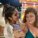 Maitê Padilha Instagram - você está em outro país, em outro continente e eu tô aqui sentindo saudade de você. porque isso é um pouco do que eu faço todos os dias desde que você viajou. é como bater um ponto no meu dia: tá, é por isso que vou sentir falta da catarina hoje. as vezes é porque eu quero desabafar sobre alguma coisa e é a sua opinião que eu quero ouvir. as vezes é porque eu quero ir pra feirinha de são cristovão com voce, dormir na sua casa, acordar enquanto você dorme e tocar piano conversando com a sua mãe. as vezes é porque eu quero ouvir as suas milhares de explicações dizendo porque você ta certa. é que tem alguma coisa em todos os momentos que estamos eu, você e joão em que tudo pode ser dito, ouvido e sentido. tem uma sensação de pertencimento que me deixa feliz e tranquila. eu desejo que o mundo seja como você merece: emocionante, apaixonante e desafiador. eu desejo que a gente cresça juntas, porque eu amo te aplaudir. e eu desejo que o seu dia tenha sido o mais lindo do mundo. eu te admiro e te amo e de uma forma estranha, me admiro por ter uma amiga como você. feliz aniversário, cata. obrigada por fazer minha vida mais feliz. ❤️