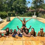 Maitê Padilha Instagram – eu fui tão feliz. feliz como nunca pensei que seria. me conectei com essas pessoas, me apaixonei pelo trabalho delas, chorei com elas e me senti mais feliz por ser eu mesma através dos olhos delas. 

me formo na faculdade tendo aprendido diversas coisas novas, sobre o meu trabalho e sobre mim. mas, principalmente, tendo construído amizades que eu nunca vou esquecer. fomos felizes demais e sabemos disso. 

obrigada aos meus professores e ao nosso diretor de Esta Criança @eujoaobatistaleite junto com o diretor assistente @euoctaviovargas . e muito muito obrigada aos meus amigos. amo vocês e sou muito grata por ser com vocês. 

que eu continue vendo todos trabalhando e sendo incríveis e que a gente trabalhe junto. que a gente viaje junto e brigue na mímica porque alguém roubou, que a gente jante junto e fique sem voz porque a mesa tá grande e tem que gritar pra conversar com quem tá na outra ponta, que a gente beba junto e termine de manhã falando sobre como o trabalho do outro é incrível e como a gente se gosta. enfim, que a gente permaneça junto, sinto que desde que estamos próximos a vida tem sido melhor. 

que bom que nos formamos (ainda falta o tcc, beijo e até la) ❤️