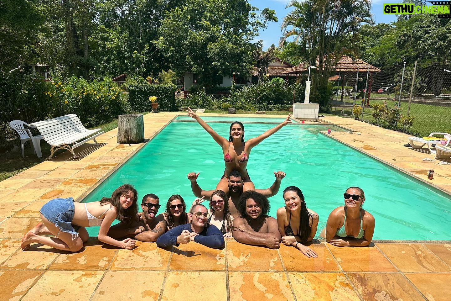 Maitê Padilha Instagram - eu fui tão feliz. feliz como nunca pensei que seria. me conectei com essas pessoas, me apaixonei pelo trabalho delas, chorei com elas e me senti mais feliz por ser eu mesma através dos olhos delas. me formo na faculdade tendo aprendido diversas coisas novas, sobre o meu trabalho e sobre mim. mas, principalmente, tendo construído amizades que eu nunca vou esquecer. fomos felizes demais e sabemos disso. obrigada aos meus professores e ao nosso diretor de Esta Criança @eujoaobatistaleite junto com o diretor assistente @euoctaviovargas . e muito muito obrigada aos meus amigos. amo vocês e sou muito grata por ser com vocês. que eu continue vendo todos trabalhando e sendo incríveis e que a gente trabalhe junto. que a gente viaje junto e brigue na mímica porque alguém roubou, que a gente jante junto e fique sem voz porque a mesa tá grande e tem que gritar pra conversar com quem tá na outra ponta, que a gente beba junto e termine de manhã falando sobre como o trabalho do outro é incrível e como a gente se gosta. enfim, que a gente permaneça junto, sinto que desde que estamos próximos a vida tem sido melhor. que bom que nos formamos (ainda falta o tcc, beijo e até la) ❤️