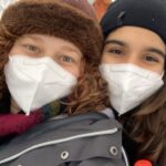 Maitê Padilha Instagram - você está em outro país, em outro continente e eu tô aqui sentindo saudade de você. porque isso é um pouco do que eu faço todos os dias desde que você viajou. é como bater um ponto no meu dia: tá, é por isso que vou sentir falta da catarina hoje. as vezes é porque eu quero desabafar sobre alguma coisa e é a sua opinião que eu quero ouvir. as vezes é porque eu quero ir pra feirinha de são cristovão com voce, dormir na sua casa, acordar enquanto você dorme e tocar piano conversando com a sua mãe. as vezes é porque eu quero ouvir as suas milhares de explicações dizendo porque você ta certa. é que tem alguma coisa em todos os momentos que estamos eu, você e joão em que tudo pode ser dito, ouvido e sentido. tem uma sensação de pertencimento que me deixa feliz e tranquila. eu desejo que o mundo seja como você merece: emocionante, apaixonante e desafiador. eu desejo que a gente cresça juntas, porque eu amo te aplaudir. e eu desejo que o seu dia tenha sido o mais lindo do mundo. eu te admiro e te amo e de uma forma estranha, me admiro por ter uma amiga como você. feliz aniversário, cata. obrigada por fazer minha vida mais feliz. ❤️