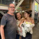Maitê Padilha Instagram – eu sempre tive alguma coisa com a minha avó.
um fascínio, um pertencimento.
sempre tive uma admiração pela rebeldia e pela coragem dela, pela forma que ela fala da vida.
minha avó me ensina sobre coragem e sobre amor, sobre a importância da liberdade e a responsabilidade que vem com ela. me ensina sobre lutar por quem eu amo, mas sem esquecer que eu mesma devo fazer parte desse grupo.
minha avó, assim como meu avô, me traz a sensação de amor incondicional e de existência. eu existo através do amor deles e é muito gostoso existir assim.
minha avó escolheu meu nome e me ensinou a gostar de Janis Joplin, minha avó me fez botafoguense e cuidou da Chiquinha por mim, ela me ensinou a admirar o Chico Buarque e a ser mais corajosa pra decidir as coisas que quero pra mim.
esses dias eu arranjei uma carona no meio da tarde de uma quinta feira e fui pra Minas Gerais porque precisava do colo dela. tô contando os dias pra fazer isso de novo. te amo, vó. feliz aniversário. ❤️