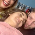Maitê Padilha Instagram – @amissofilme foi um presente que o teatro me deu. 

junto com esse presente veio Pedro, Helga, Dani e Lino. 

@pedrudavid é gigante em cena e na vida. É dedicado, obcecado, apaixonado e talentoso. É também generoso em cena, quer jogar junto e criar junto o máximo de coisas possíveis. Pedro está hipnotizante no nosso filme, foi assim que eu me senti assistindo ele trabalhar e eu tenho certeza que é assim que todos vão se sentir assistindo. 

@helganemetik é uma explosão, foi desde o início pra mim. Sua Iêda é divertida e carismática ao mesmo tempo que é doída e confusa. Eu me apaixonei pela Iêda e fui muito feliz por ela ter sido interpretada pela Helga, não teria outra pessoa. No set, no palco e na vida, Helga é alguém que eu admiro e amo, alguém que eu quero sempre aprender com. 

@alexandrelinooficial é toda força e inteligência num pote de amor. Foi Lino quem me achou no teatro, como ele mesmo gosta de dizer (e me deixa muito feliz de escutar), e foi ele quem reacendeu uma fascinação pelo trabalho. Lino é talentoso, observador, muito generoso e, principalmente, alguém que conhece e ama o que faz. Já eu, ainda não sei o que fiz pra merecer ele cruzando meu caminho e me trazendo pra cá, mas me contento em ser enormemente grata por enquanto. 

E tem o Dani. Ah, o Dani eu não gosto muito. Brincadeira, Dani. Ele não tem instagram, mas uma vez eu deixei de postar ele num carrossel do nosso filme e ele veio me dizer que tinha visto, então, espero que ele leia isso aqui também. Me dei bem com o Dani desde o primeiro momento, tinha algo no humor ácido e nas piadas depressivas que faziam eu me encantar (identificar, rs). A história do Dani é apaixonante, inteligente, sarcástica e envolvente. Ela é feliz, na mesma proporção que é triste (tá, talvez seja um pouco mais feliz vai), ela é original, corajosa e cheia de personalidade e ela só é assim porque o Dani também é. Eu fico feliz de fazer parte da vida artística dele e da pessoal tambem. 

Têm muitas outras pessoas tão especiais que eu não consigo citar porque o instagram nem permite esse tanto de palavra. Mas VOCÊS sabem que foram essenciais. Pra mim e pro filme. Não se faz cinema sozinho e que bom. ❤️