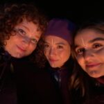 Maitê Padilha Instagram - você está em outro país, em outro continente e eu tô aqui sentindo saudade de você. porque isso é um pouco do que eu faço todos os dias desde que você viajou. é como bater um ponto no meu dia: tá, é por isso que vou sentir falta da catarina hoje. as vezes é porque eu quero desabafar sobre alguma coisa e é a sua opinião que eu quero ouvir. as vezes é porque eu quero ir pra feirinha de são cristovão com voce, dormir na sua casa, acordar enquanto você dorme e tocar piano conversando com a sua mãe. as vezes é porque eu quero ouvir as suas milhares de explicações dizendo porque você ta certa. é que tem alguma coisa em todos os momentos que estamos eu, você e joão em que tudo pode ser dito, ouvido e sentido. tem uma sensação de pertencimento que me deixa feliz e tranquila. eu desejo que o mundo seja como você merece: emocionante, apaixonante e desafiador. eu desejo que a gente cresça juntas, porque eu amo te aplaudir. e eu desejo que o seu dia tenha sido o mais lindo do mundo. eu te admiro e te amo e de uma forma estranha, me admiro por ter uma amiga como você. feliz aniversário, cata. obrigada por fazer minha vida mais feliz. ❤️
