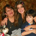 Maitê Padilha Instagram – eu sempre tive alguma coisa com a minha avó.

um fascínio, um pertencimento. 

sempre tive uma admiração pela rebeldia e pela coragem dela, pela forma que ela fala da vida.

minha avó me ensina sobre coragem e sobre amor, sobre a importância da liberdade e a responsabilidade que vem com ela. me ensina sobre lutar por quem eu amo, mas sem esquecer que eu mesma devo fazer parte desse grupo. 

minha avó, assim como meu avô, me traz a sensação de amor incondicional e de existência. eu existo através do amor deles e é muito gostoso existir assim.

minha avó escolheu meu nome e me ensinou a gostar de Janis Joplin, minha avó me fez botafoguense e cuidou da Chiquinha por mim, ela me ensinou a admirar o Chico Buarque e a ser mais corajosa pra decidir as coisas que quero pra mim. 

esses dias eu arranjei uma carona no meio da tarde de uma quinta feira e fui pra Minas Gerais porque precisava do colo dela. tô contando os dias pra fazer isso de novo. te amo, vó. feliz aniversário. ❤️