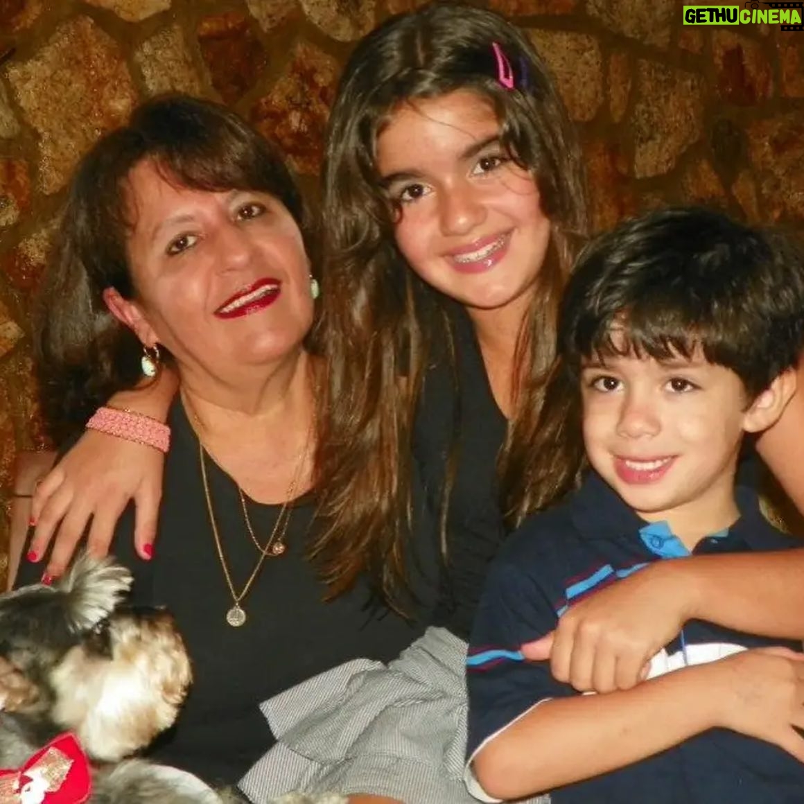 Maitê Padilha Instagram - eu sempre tive alguma coisa com a minha avó. um fascínio, um pertencimento. sempre tive uma admiração pela rebeldia e pela coragem dela, pela forma que ela fala da vida. minha avó me ensina sobre coragem e sobre amor, sobre a importância da liberdade e a responsabilidade que vem com ela. me ensina sobre lutar por quem eu amo, mas sem esquecer que eu mesma devo fazer parte desse grupo. minha avó, assim como meu avô, me traz a sensação de amor incondicional e de existência. eu existo através do amor deles e é muito gostoso existir assim. minha avó escolheu meu nome e me ensinou a gostar de Janis Joplin, minha avó me fez botafoguense e cuidou da Chiquinha por mim, ela me ensinou a admirar o Chico Buarque e a ser mais corajosa pra decidir as coisas que quero pra mim. esses dias eu arranjei uma carona no meio da tarde de uma quinta feira e fui pra Minas Gerais porque precisava do colo dela. tô contando os dias pra fazer isso de novo. te amo, vó. feliz aniversário. ❤️